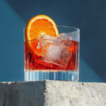Learn how to make the perfect Negroni cocktail with jaramagos vermut. Enjoy with friends.