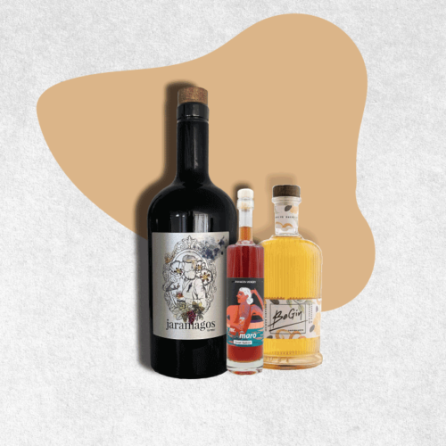 All the necessary ingredients to make the perfect Negroni cocktail with jaramagos vermut. Enjoy with friends.